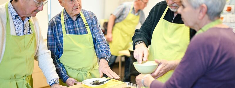 In einer Lehrküche begegnen sich in Ludwigshafen einmal im Monat Männer, die mehr verbindet als Kochen. - Foto: Uwe Anspach/dpa