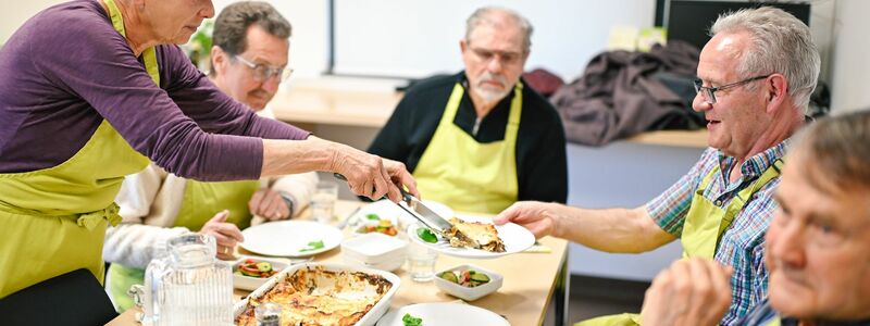 Offiziell heißt der Termin «Das Leben wieder schmecken: Kochkurs für trauernde Männer» - Foto: Uwe Anspach/dpa