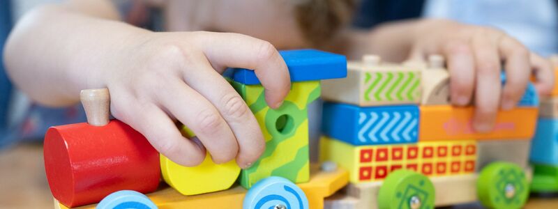 Zum Spielen brauchen Kinder nicht zwingend Spielzeuge. Diese können aber wichtige Funktionen erfüllen.  - Foto: Sebastian Kahnert/dpa