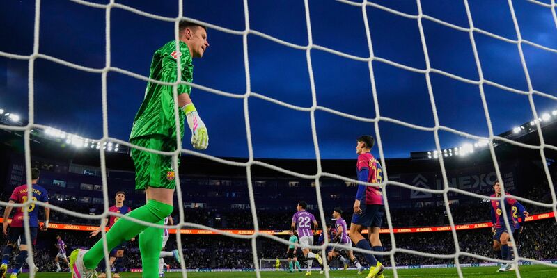 Ein Ex-Nationalspieler rät Torwart Marc-André ter Stegen zum Weggang aus Barcelona.  - Foto: Manu Fernandez/AP/dpa