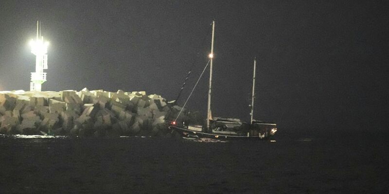 Das Gaza-Solidaritätsschiff am Montag bei der Ankunft im Hafen von Aschdod.  - Foto: Leo Correa/AP/dpa