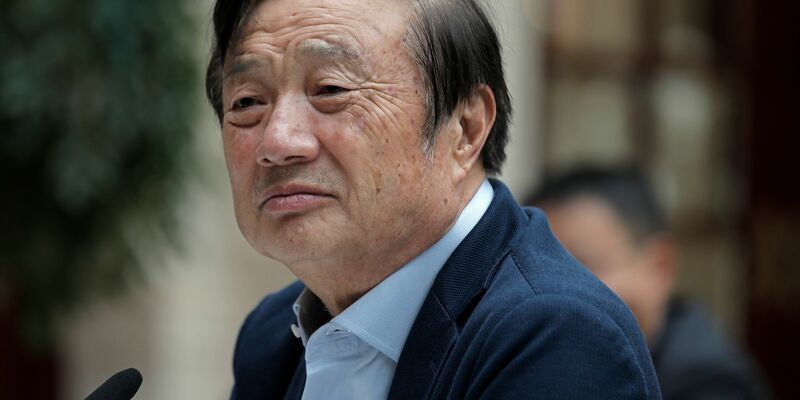 Huawei liegt laut Gründer Ren Zhengfei bei Chips noch eine Generation hinter den USA zurück. (Archivbild).  - Foto: Vincent Yu/AP/dpa