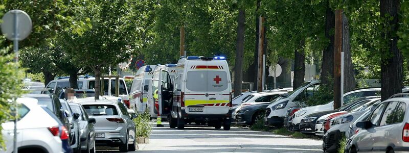 Nach den Schüssen kam es zu einem Großeinsatz von Polizei und Rettungskräften. - Foto: Erwin Scheriau/APA/dpa