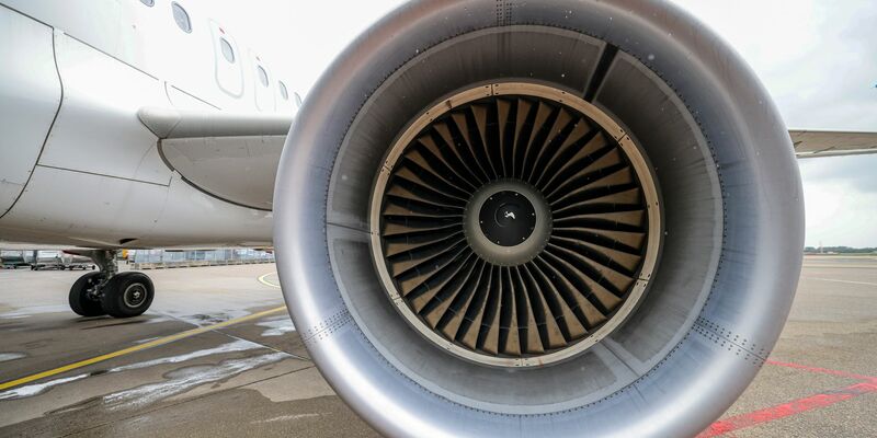 Am Flughafen der griechischen Insel wurde eine Frau aus Deutschland von den Turbinengasen erfasst und leicht verletzt.  - Foto: Christoph Reichwein/dpa
