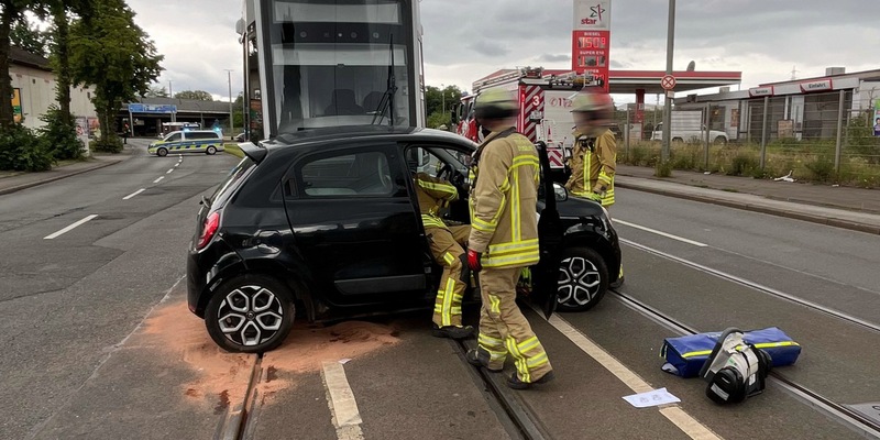 POL-DU: Beeck: Auto kollidiert mit Straßenbahn - Eine Verletzte - Foto: presseportal.de