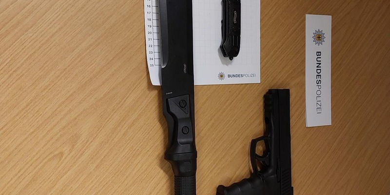 BPOL-BadBentheim: Schreckschusswaffe im Handschuhfach und Machete im Fußraum - Foto: presseportal.de
