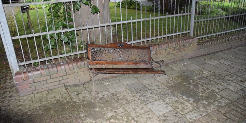 POL-WHV: Zeugenaufruf nach Beschädigung von Metallteilen an Parkbank in Varel - Foto: presseportal.de