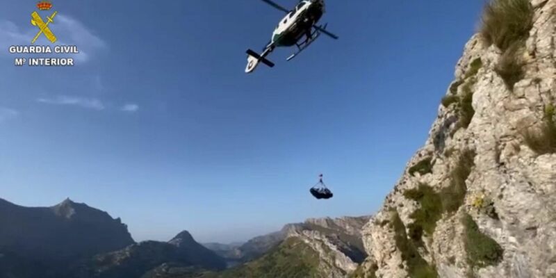 Eine beim Wandern auf Mallorca tödlich verunglückte Deutsche wird mit Hilfe eines Hubschraubers aus unwegsamem Gelände geborgen. - Foto: ---/Guardia Civil/dpa