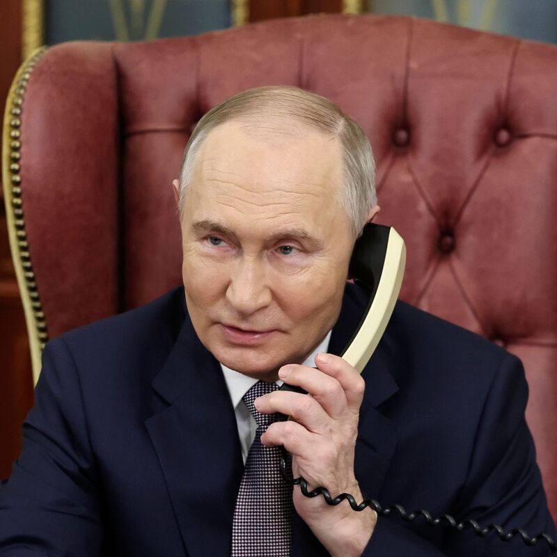 Kremlchef Putin telefoniert noch gern mit einem Schnurtelefon, für Russen mit Smartphone soll es aber neue Services unter staatlicher Aufsicht geben. (Archivbild) - Foto: Alexander Kazakov/Sputnik/Kremlin Pool/AP/dpa