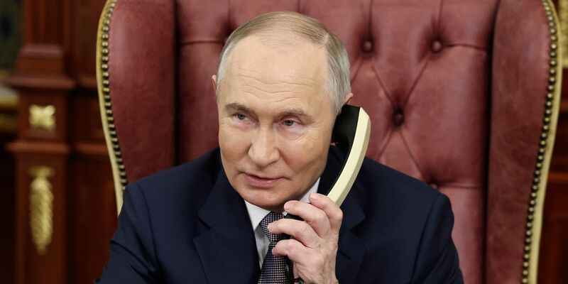 Kremlchef Putin telefoniert noch gern mit einem Schnurtelefon, für Russen mit Smartphone soll es aber neue Services unter staatlicher Aufsicht geben. (Archivbild) - Foto: Alexander Kazakov/Sputnik/Kremlin Pool/AP/dpa