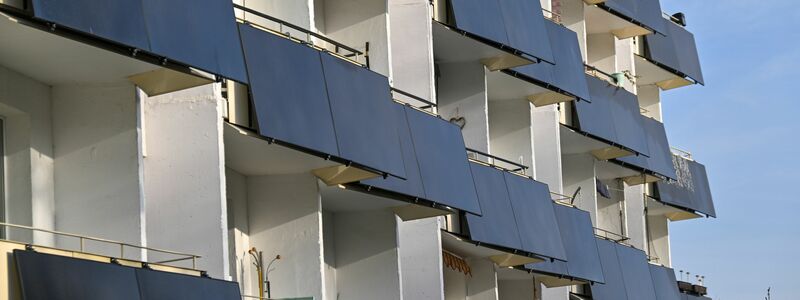 Balkonkraftwerke boomen - inzwischen gibt es eine Million der kleinen Solaranlagen. - Foto: Martin Schutt/dpa