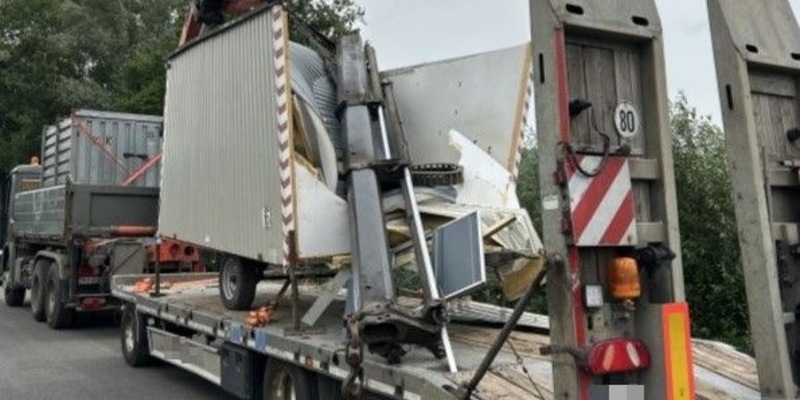 POL-OF: Über 100.000 Euro Sachschaden: Lkw-Ladekran blieb an Brücke hängen - Foto: presseportal.de