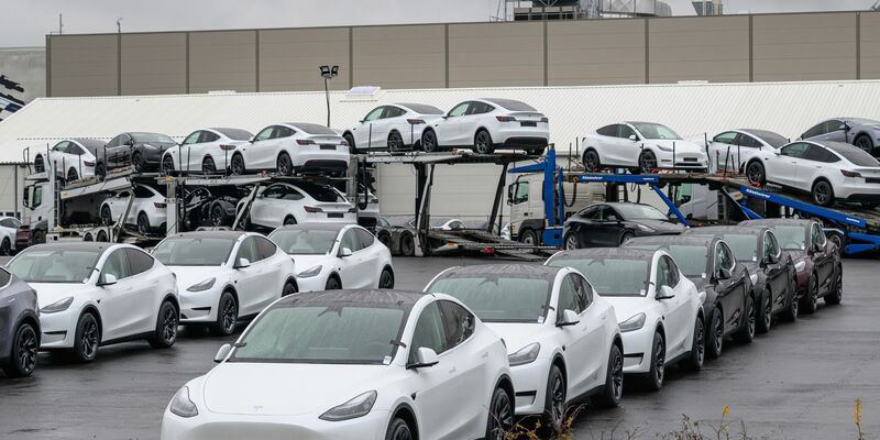 Tesla will als Robotaxis nach bisherigen Angaben zunächst handelsübliche Fahrzeuge des Typs Model Y einsetzen. (Archivbild) - Foto: Patrick Pleul/dpa