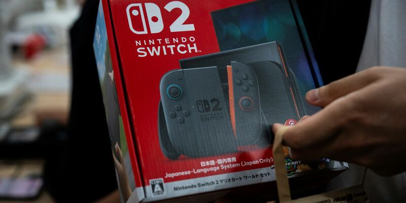 Bei der Switch 2 gibt es zum Teil immer noch Engpässe und Wartezeiten. (Archivbild) - Foto: Louise Delmotte/AP/dpa