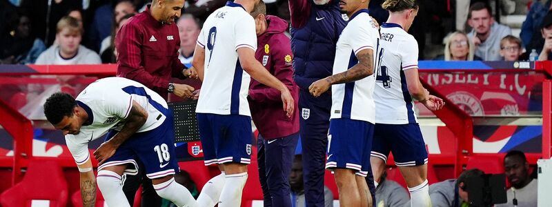 Englands Trainer Thomas Tuchel (M) konnte mit der Leistung seiner Spieler gegen das Team aus Senegal nicht zufrieden sein. - Foto: Mike Egerton/PA Wire/dpa