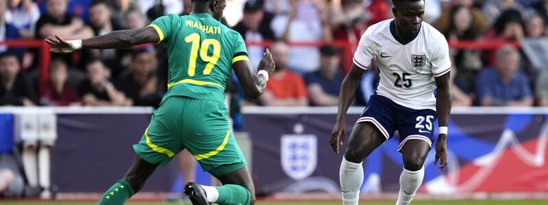 Englands Bukayo Saka (rechts) tat sich mit seinem Team gegen Senegal schwer - Foto: Nick Potts/PA Wire/dpa