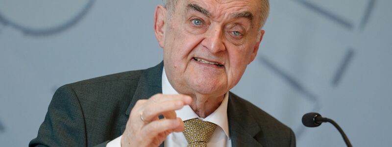 NRW-Innenminister Reul findet, die Täter dürften sich nicht hinter ihren PCs verstecken können. (Archivfoto) - Foto: Henning Kaiser/dpa