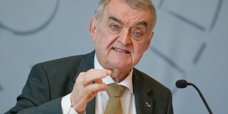 NRW-Ministerpräsident Reul macht vor allem die zunehmende Radikalisierung junger Menschen Sorge. - Foto: Henning Kaiser/dpa