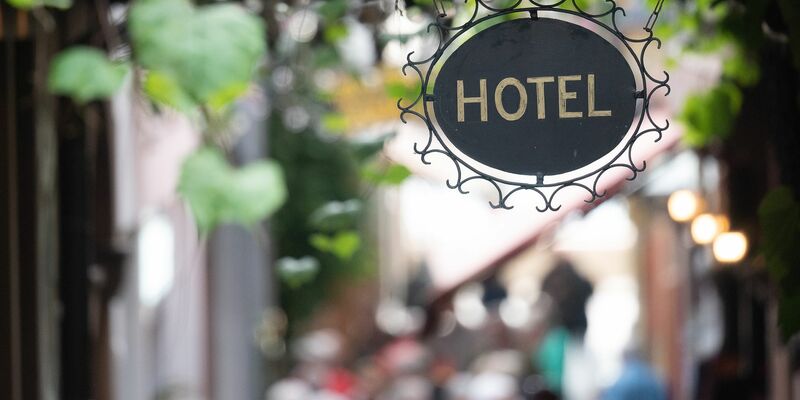 Der späte Ostertermin hat im April für ein deutliches Plus bei den Übernachtungszahlen in Hotels und anderen Beherbergungsbetrieben in Deutschland gesorgt. - Foto: Sebastian Gollnow/dpa