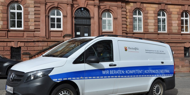 POL-PDPS: Einbruchschutz - Präventionsexperten der Polizei mit Sicherheitsmobil auf dem Exe - Foto: presseportal.de