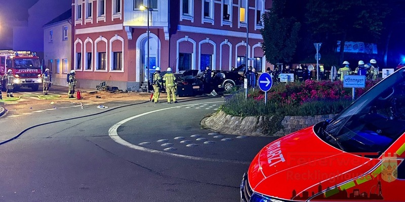 FW-RE: Verkehrsunfall - eine Person tödlich verunglückt, sechs Schwerverletzte - Foto: presseportal.de