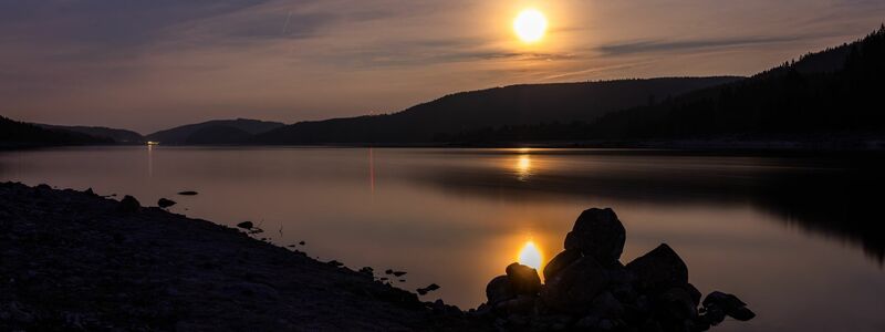 Der Mond ist über dem Schluchsee im Breisgau zu sehen.  - Foto: Philipp von Ditfurth/dpa