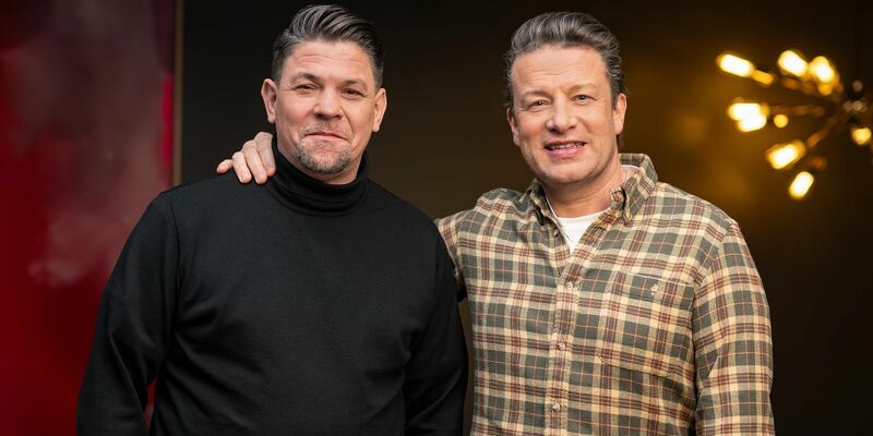 Duell der Spitzenköche: Weltstar Jamie Oliver tritt erstmals gegen den deutschen TV-Liebling Tim Mälzer an. - Foto: Markus Hertrich/RTL/dpa