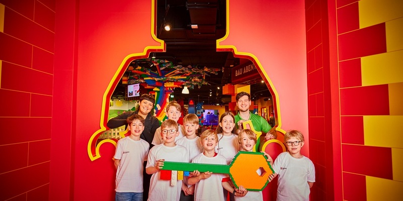 Ins Weltall fliegen, durch eine magische XXL LEGO Welt fahren, selbst gebaute Autos in Loopings testen: Das LEGO® Discovery Centre Hamburg bietet ab dem 13. Juni 2025 kreativen Spiel- und Lernspaß - Foto: presseportal.de