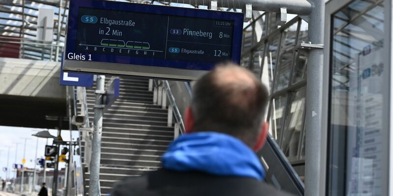 Eine Anzeige an einer Hamburger S-Bahnstation zeigt die Auslastung einer einfahrenden Bahn an.  - Foto: David Hammersen/dpa