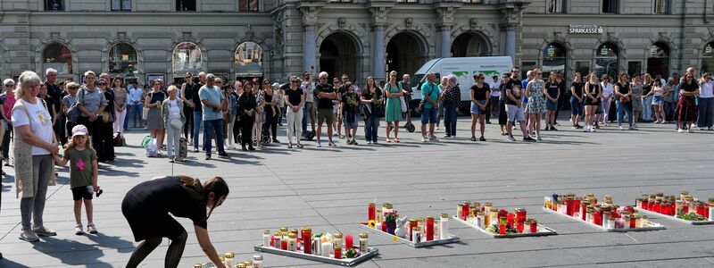 In Graz und in ganz Österreich stand das öffentliche Leben für eine Trauerminute still. - Foto: Darko Bandic/AP/dpa