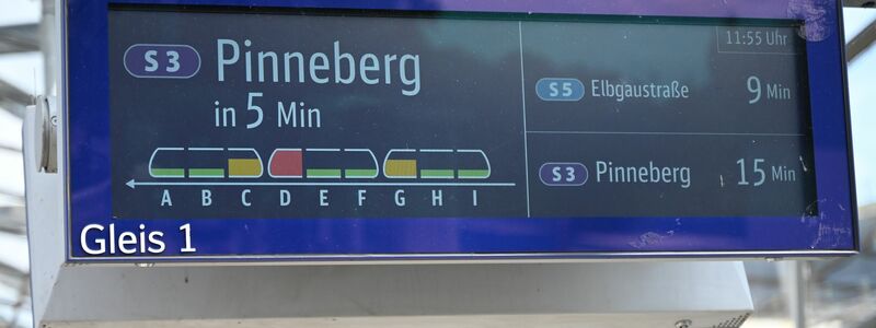 In Hamburg informiert eine Anzeige über die Auslastung einer S-Bahn.  - Foto: David Hammersen/dpa