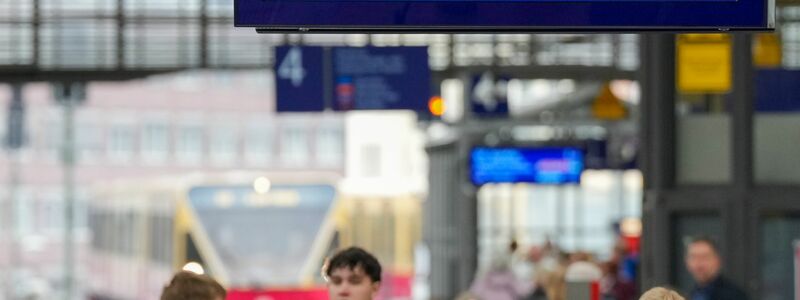 In Berlin informiert eine Anzeige über die Auslastung einer S-Bahn. (Archivbild)  - Foto: Soeren Stache/dpa