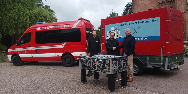 FW-KLE: Stiftung Schloss Moyland schenkt Jugendfeuerwehr Bedburg-Hau Tischkicker zur Förderung der Kameradschaft - Foto: presseportal.de