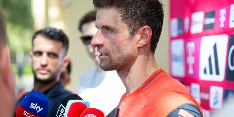 Thomas Müller präpariert sich für sein letztes (?) Bayern-Spiel. Rechts Joshua Kimmich. - Foto: Sven Hoppe/dpa