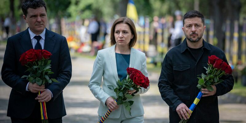 Staats- und Regierungschefs aus Südosteuropa legten in Odessa Blumen für gefallene ukrainische Soldaten nieder.  - Foto: Uncredited/Presidential Press Service/AP/dpa