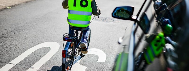Laut Studie erschweren hohe Motorhauben die Sicht vor allem auf kleinere Menschen, wie Kinder, die sich vor dem Auto befinden. (Archivbild) - Foto: Christoph Reichwein/dpa