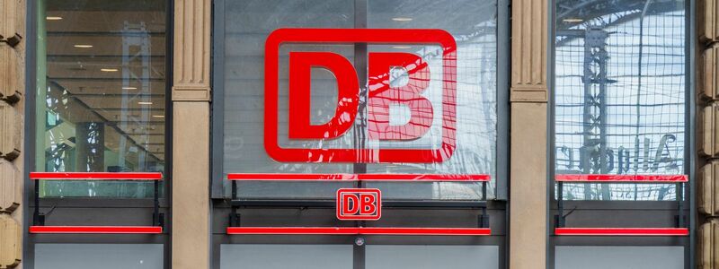 Die angeschlagene Bahn will mit der Abschaffung der Familienreservierung Geld sparen. (Archivbild) - Foto: Andreas Arnold/dpa