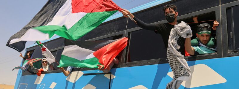 Aktivisten wollen am Grenzübergang Rafah gegen Israels Angriffe im Gazastreifen protestieren. - Foto: Yousef Murad/AP/dpa