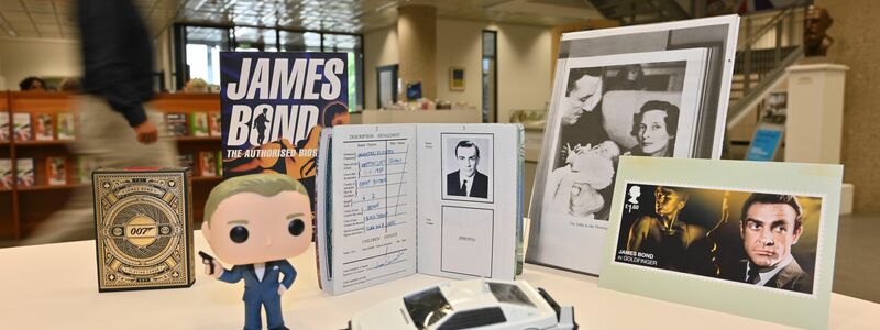 Im Stadtarchiv sind Exponate der Ausstellung «Liebesgrüße aus Wattenscheid» zu sehen - dazu zählt auch ein Replikat des Ausweises von James Bond, welches den Wattenscheider Geburtsort des Geheimagenten bescheinigt.  - Foto: -/Stadt Bochum/dpa