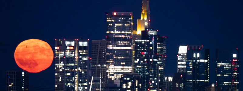 In Frankfurt reihte sich der Erdbeermond in die Skyline ein. - Foto: Boris Roessler/dpa