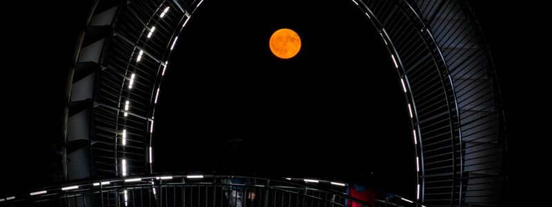 Wie hier in Duisburg sorgte der Erdbeermond vielerorts für schöne Aussichten. - Foto: Christoph Reichwein/dpa