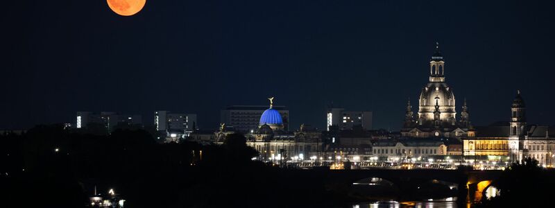 Der Erdbeermond über Dresden - Foto: Sebastian Kahnert/dpa