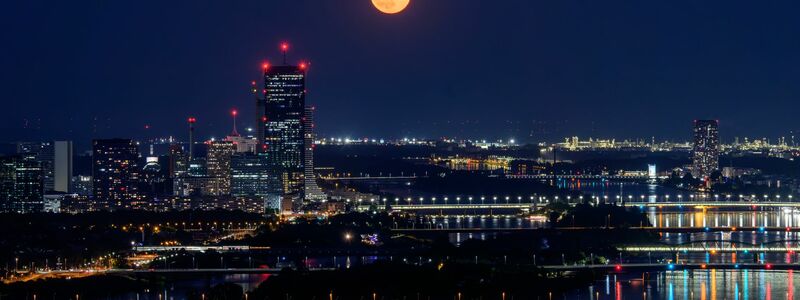 Der Erdbeermond über Wien - Foto: Max Slovencik/APA/dpa