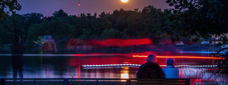 Erdbeermond über dem Schweriner See - Foto: Jens Büttner/dpa