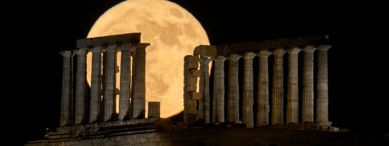 Der Erdbeermond geht in Griechenland hinter dem Poseidontempel am Kap Sounion auf. - Foto: Petros Giannakouris/AP/dpa