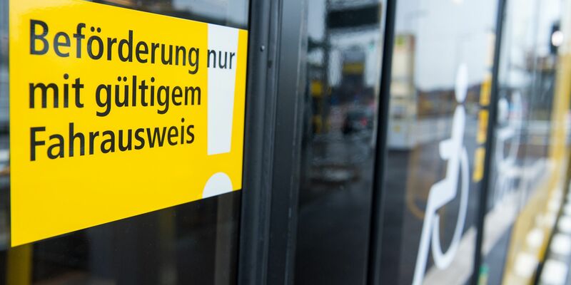 Bislang ist das Fahren ohne gültigen Fahrschein eine Straftat. (Archivbild)  - Foto: Lukas Schulze/dpa