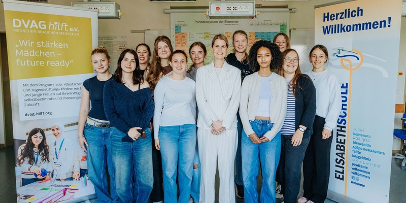 Besuch von Annabell Pohl an Marburger Elisabethschule / DVAG stärkt Chancengleichheit von jungen Frauen - Foto: presseportal.de