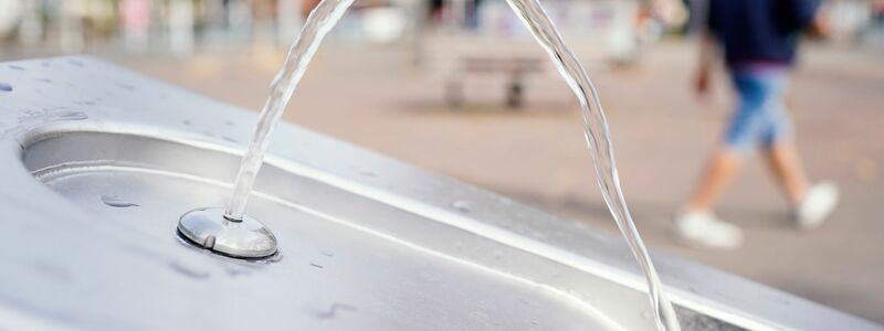 Trinkwasserbrunnen wie hier in Mannheim machen die Hitze erträglicher. - Foto: Uwe Anspach/dpa