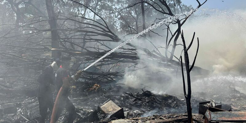 Das Heck des Flugzeugs steckt in einem Gebäude an der Absturzstelle in der nordwestindischen Stadt Ahmedabad im Bundesstaat Gujarat. (Foto aktuell) - Foto: Ajit Solanki/AP/dpa