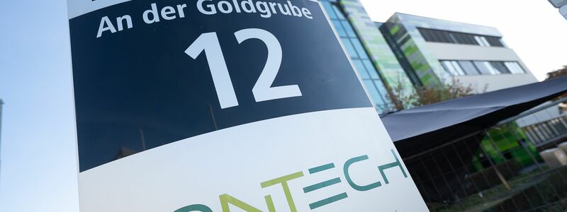 Ob der Milliardengewinne in der Pandemie wurde schon viel über die Adresse des Firmensitzes von Biontech gewitzelt. Das Unternehmen sitzt in Mainz in der Straße «An der Goldgrube». (Archivfoto) - Foto: Sebastian Gollnow/dpa